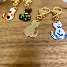 Load image into Gallery viewer, Keychain - Cat Heart Charm
