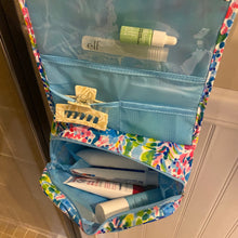 Load image into Gallery viewer, Hanging Toiletry Bag - Giraffe
